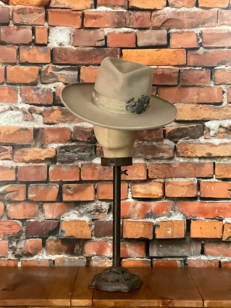 Promo ✔️ Double D Ranch - Adirondacks Trade Silver Hat Hats/Headbands/Scarves/Gloves ✨ 8 Double D Ranch - Adirondacks Trade Silver Hat Hats/Headbands/Scarves/Gloves